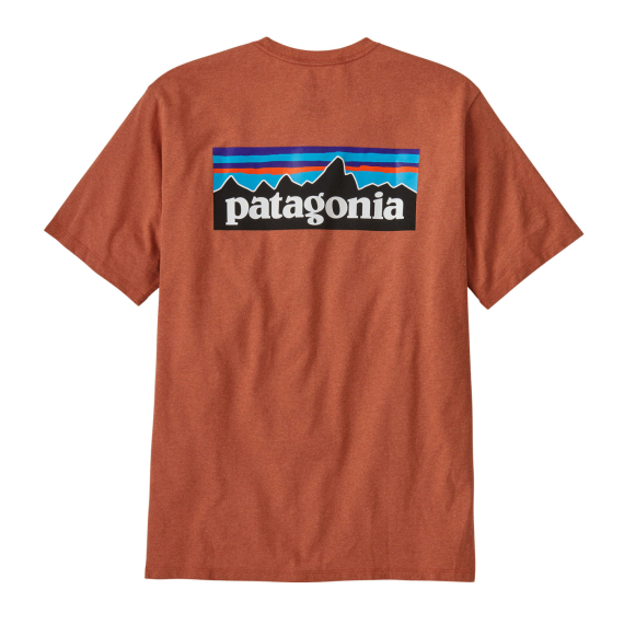 Patagonia M\'s P-6 Logo Responsibili-Tee Redtail Rust i gruppen Kläder & Skor / Kläder / T-shirts hos Sportfiskeprylar.se (38504-RTLR-Sr)