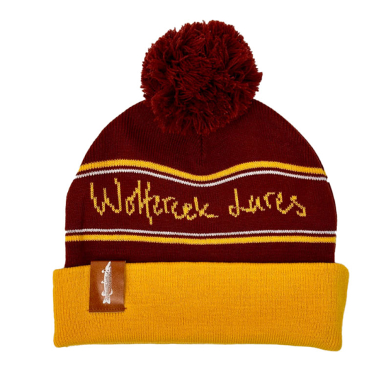 Wolfcreek Classic Logo Pom Pom Beanie - Burgundy/Mustard i gruppen Kläder & Skor / Kepsar & Huvudbonader / Mössor hos Sportfiskeprylar.se (WCL-05-POMPOM-01-BRG-MUST)